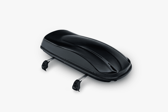 Das Bild zeigt eine schwarze Dachbox mit Schnellbefestigungssystem vor einem hellen Hinterdrund.